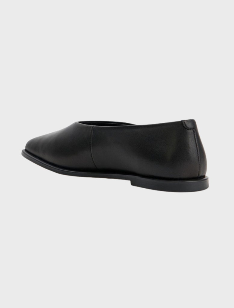 Stylish black jade ballet flats, designed for comfort and versatility in everyday fashion.