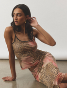Elegant midi skirt in mesh material, designed with a striking leopard print, perfect for a chic outfit.