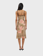 Elegant midi skirt made of mesh fabric, showcasing a bold leopard print for a fashionable look.