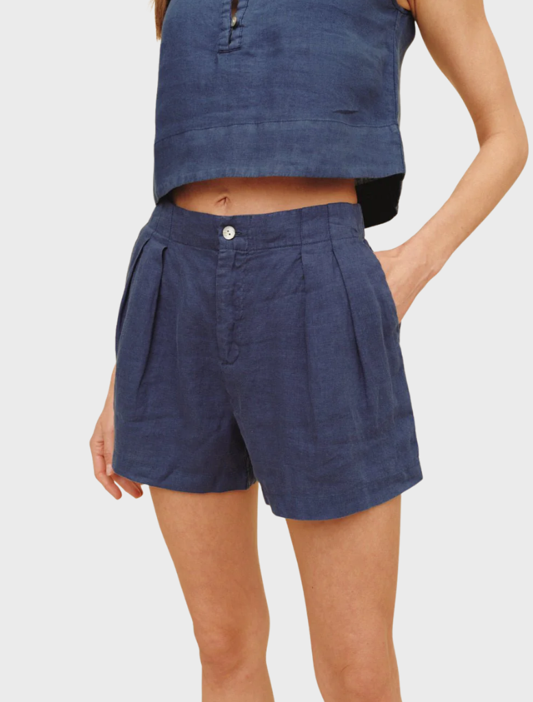 Midnight surf double pleat shorts, showcasing a modern cut and comfortable fabric for everyday use.