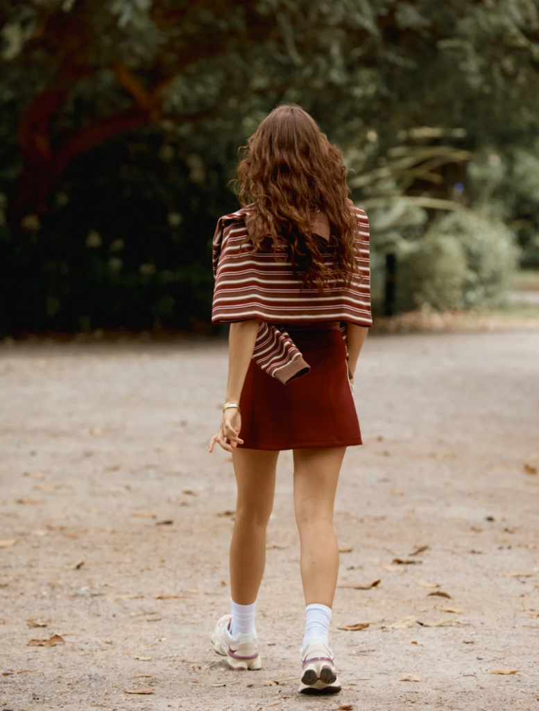 Burgundy mini skirt from Palmer, emphasizing its fashionable cut and color, displayed on a light background.