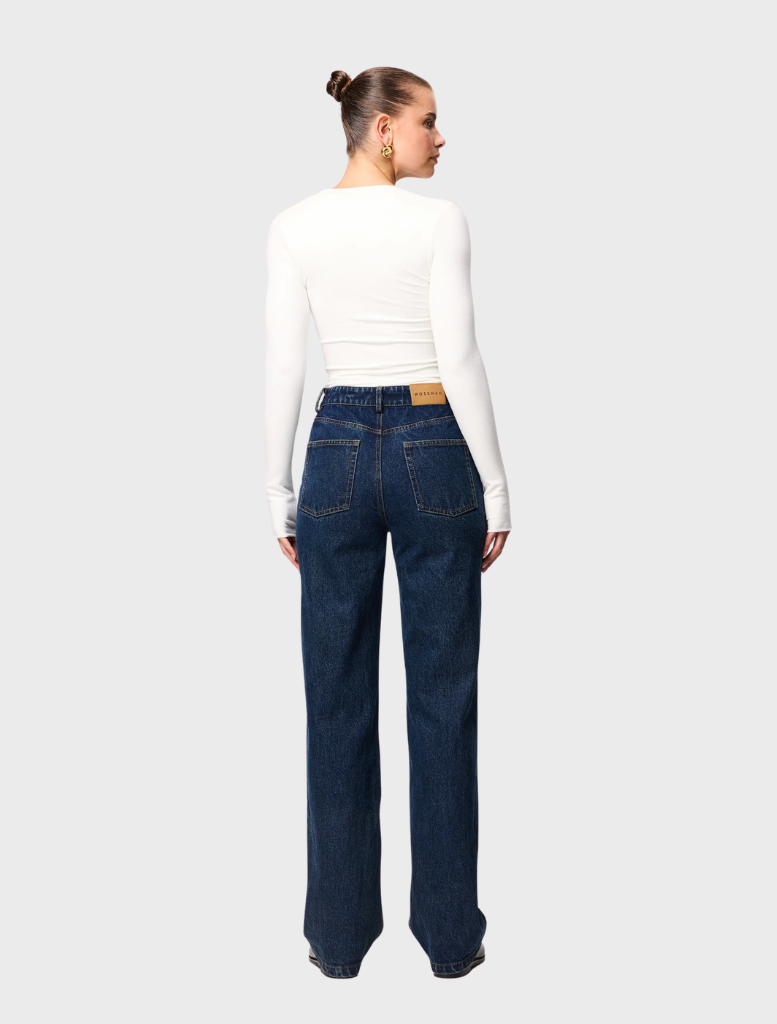 Classic white Lincoln top designed for comfort and style, suitable for various occasions.