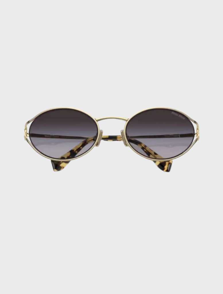 Trendy sunglasses designed with a gold metal frame and black lenses, combining elegance and functionality.