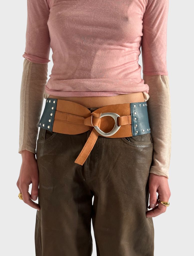 Nuvola belt in multicolour with a central buckle and two side straps.