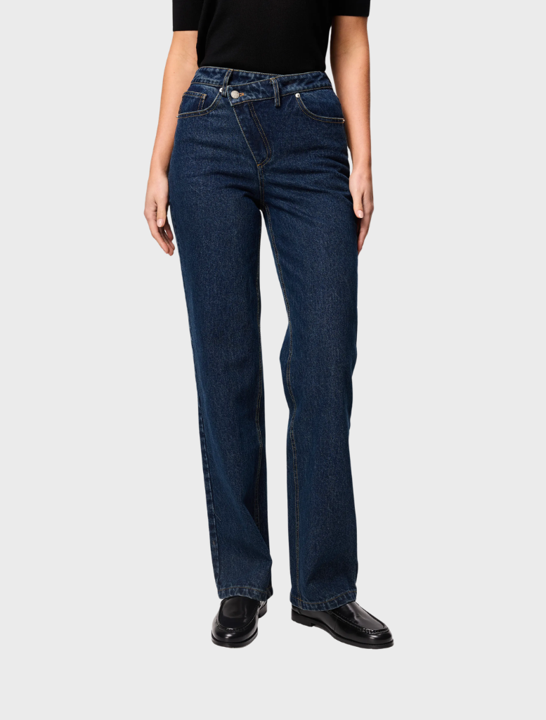 Overdrive Jean in a light indigo wash, combining comfort and style with a classic denim design.