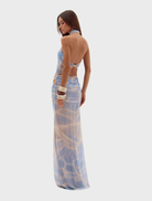 Elegant long dress with a colorful print, ideal for summer events or outdoor gatherings.