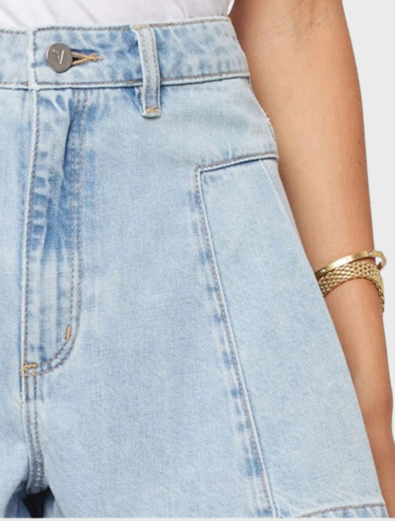 Light vintage blue pleated shorts named Kendall, combining fashion and comfort for a trendy summer outfit.