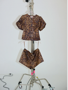 Stylish poppy blouse with bubble sleeves in a striking leopard pattern, perfect for elevating your fashion ensemble.