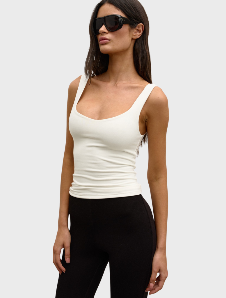 White Ray Tank, a sleek and modern design, ideal for aquatic environments and showcasing marine life.