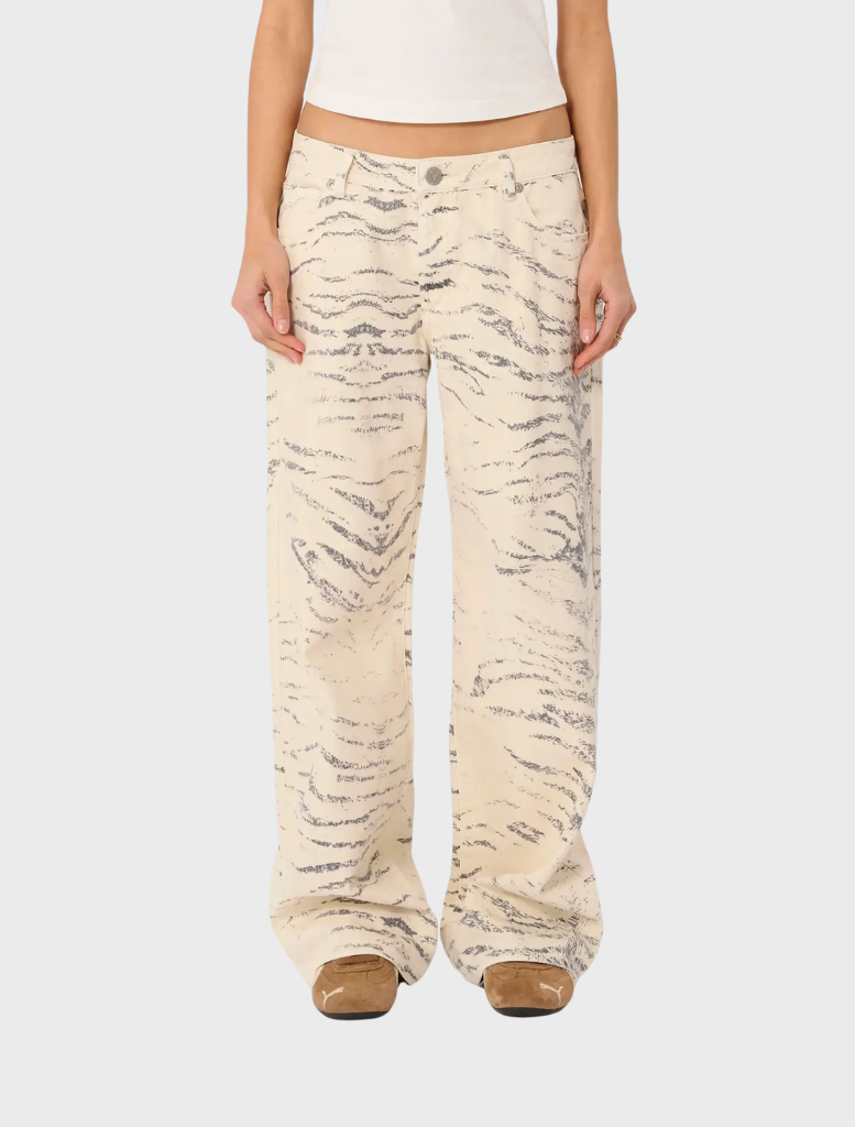 A model displays Valentina Rcy baggy jeans, capturing the essence of contemporary fashion in a lively outdoor scene.