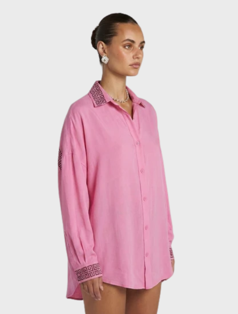 Fluid Petal-colored Sig LS Shirt with an oversized silhouette, ideal for both everyday wear and special occasions.