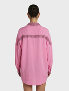  Elegant Sig LS Shirt in Petal, featuring a relaxed fit and sophisticated design for versatile styling options.
