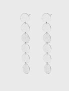 Elongated drop earrings in silver with hand-hammered texture, featuring IP gold plating on recycled brass, 9.2 cm drop.