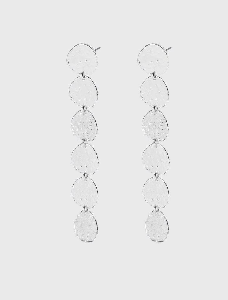 Elongated drop earrings in silver with hand-hammered texture, featuring IP gold plating on recycled brass, 9.2 cm drop.