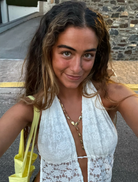  A gold necklace with a lengthy chain and a charming heart-shaped pendant, ideal for any occasion.
