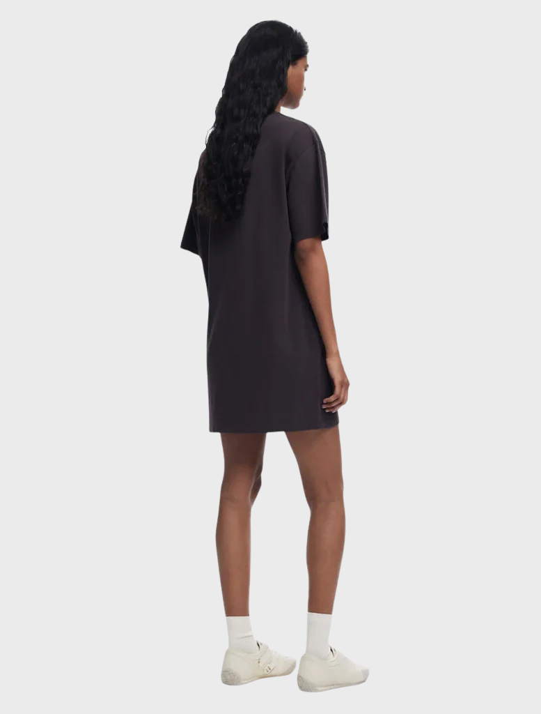 Casual T-shirt dress in antracite, designed with short sleeves and a loose silhouette for easy wear.