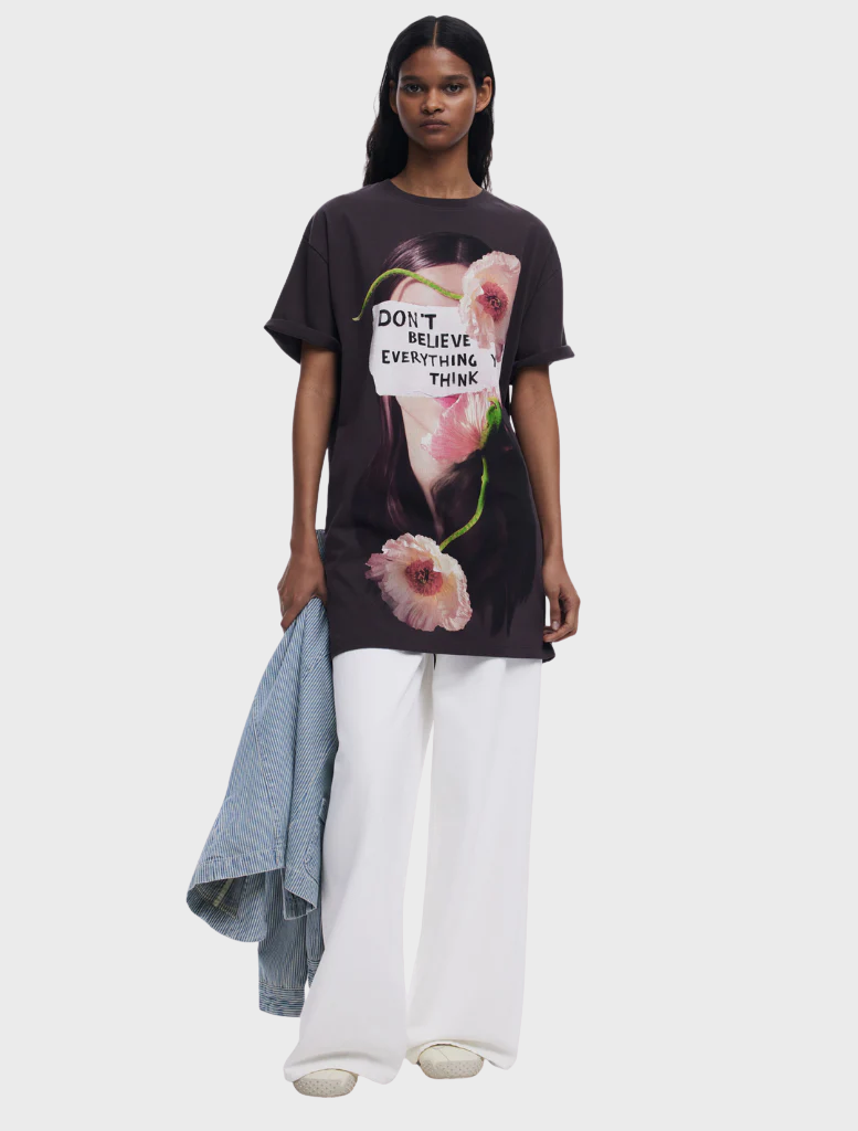 Antracite colored T-shirt dress, showcasing a simple design with short sleeves, perfect for relaxed occasions.