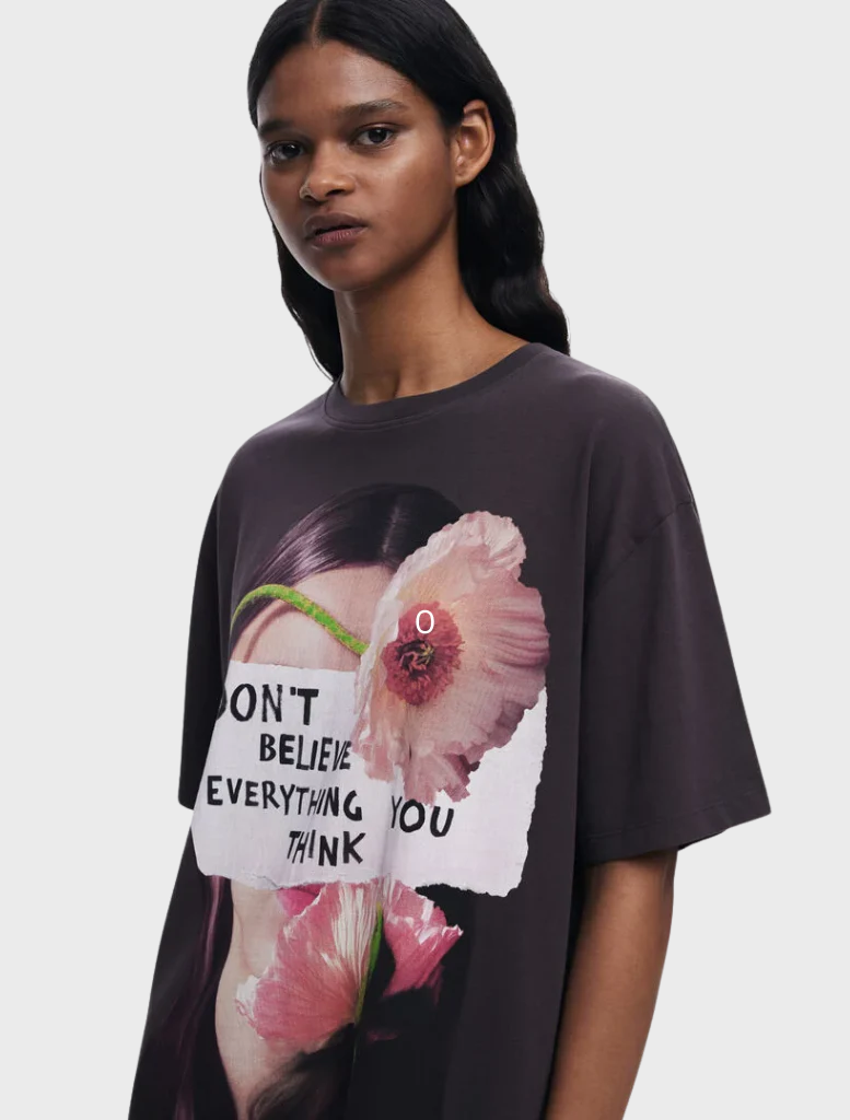 Antracite T-shirt style dress with a comfortable fit and short sleeves, ideal for everyday casual outfits.