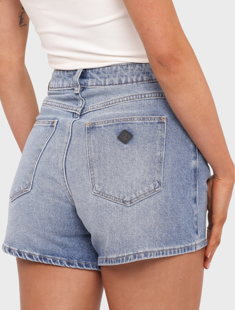 Venice Short - Paloma: A stylish pair of tailored shorts in a light fabric, perfect for warm weather outings.