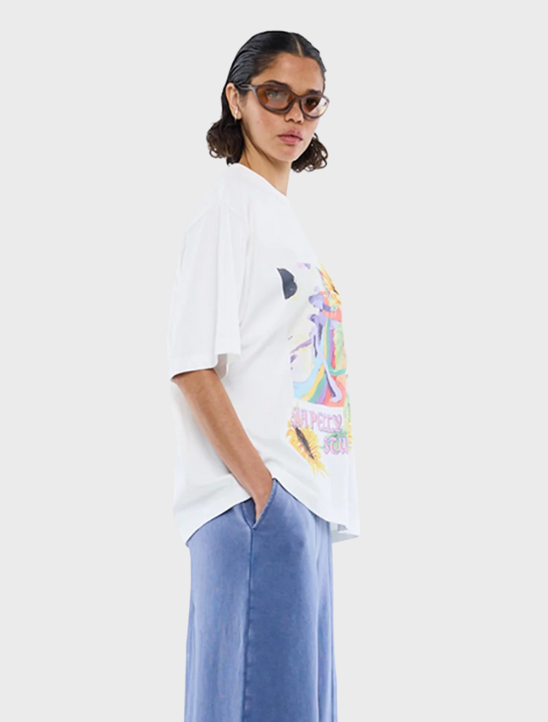 Vintage white t-shirt adorned with a vibrant sunflower print, ideal for a relaxed, stylish look in any casual setting.