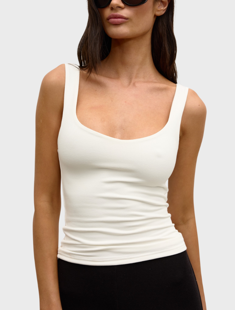 A white Ray Tank designed for displaying rays, featuring a clean, contemporary aesthetic suitable for aquariums.